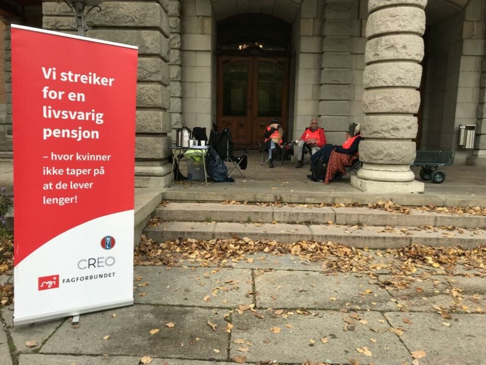 Streikevakter utenfor Nationaltheatret. Foto: Therese Bjørneboe