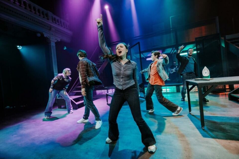Ensemble i «Heim 4», regi: Solrun Toft Iversen. Det Vestnorsk Teater 2022. Foto: Andreas Roksvåg