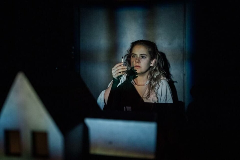 Carina Furseth i «Jenta med fyrstikkene», regi: Miriam Prestøy Lie. Teater vestland 2021. Foto: Espen Nyttingnes