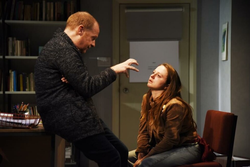 Jonathan Slinger (John) og Rosie Sheehy (Carol) i Oleanna av David Mamet. Arts Theatre 2021. Foto: Nobby Clark