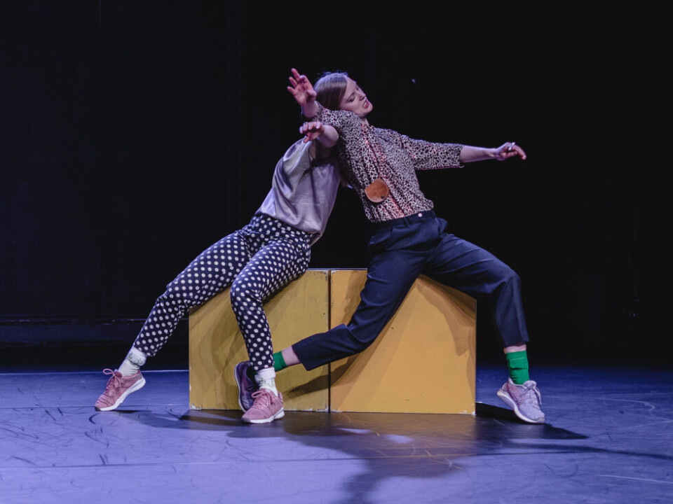 Fra «Den skamfulle dansen» av Anna og Berit Einemo Frøysland på Frontlosjefestivalen på Cornerteatret 2022. Foto: Michaela Gettwert.
