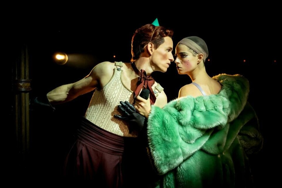 Eddie Redmaine og Jessie Buckley i «Cabaret», regi: Rebecca Frecknail. Playhouse Theatre 2022. Foto: Marc Brenner.