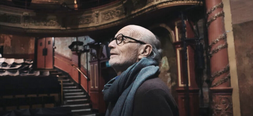 Regissør Kjetil Bang-Hansen i et video-intervju på The Coronet Theatre, London. Screenshot