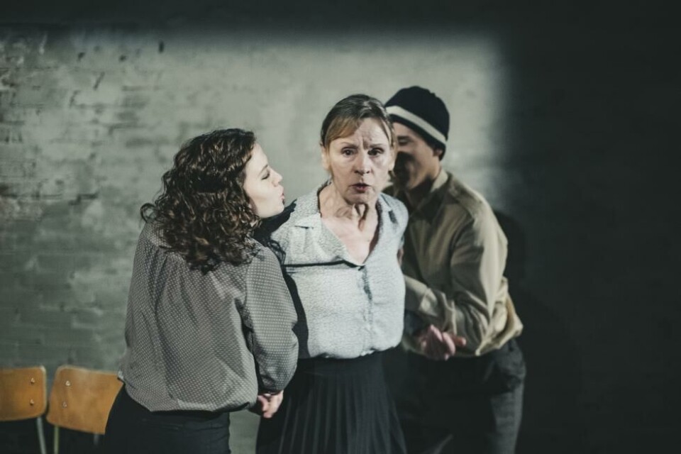 Reidun Melvær Berge, Liv Osa og Sturla Alvsvåg, i «Telavåg» , tekst og regi: Stig Amdam. Det Vestnorske Teatret. Foto: Thor Brødreskift