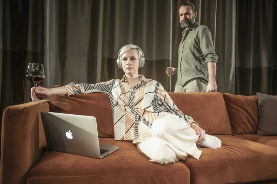 Kirsti Stubø og Gard Skagestad i «Eks», regi: Peer Perez Øien. Det Norske Teatret 2022. Foto: Dag Jenssen