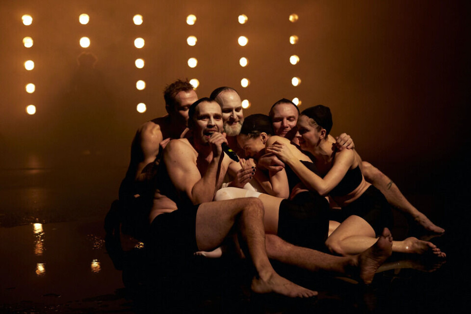 Ensemblet i «Tid for glede», regi: Johannes Holmen Dahl, scenografi og kostyme: Nia Damerell, musikk: og tekst: Arne Lygre. Foto: Pernille Sandberg