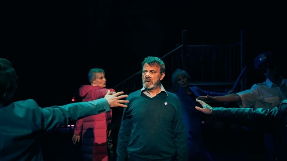 Svein Roger Karlsen som Olav i «Inn fra regnet», regi: Lasse Kolsrud. Det Norske Teatret 2022. Foto: Magnus Skrede