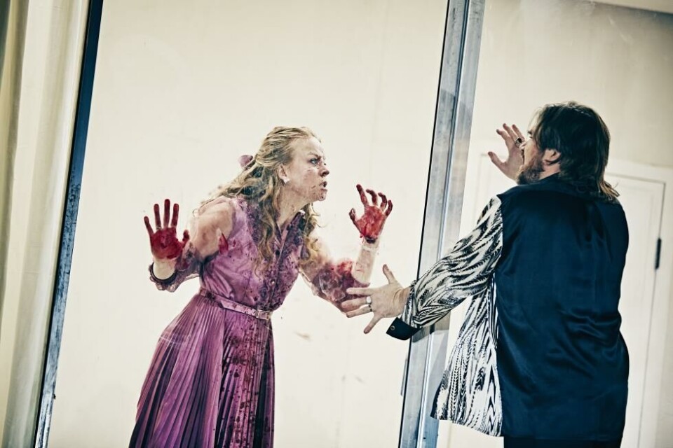 Signe Egholm Olsen som Medea og Rasmus Bjerg som Jason i «Medea» på Det Kongelige Teater, Köpenhamn. Regi: Sigrid Strøm Reibo. Foto: Emilia Therese.