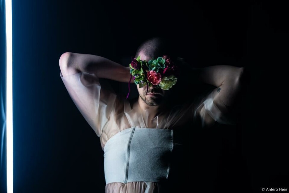 «Birds of lll Omen» av og med Corentin JPM Leven . Black Box teater 2022. Foto: Antero Hein