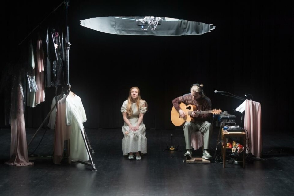 Ann Ingrid Fuglestveit og musiker Åsmund Solberg i «Anne». Kilden Teater, 2022. Foto: Lars Gunnar Liestø