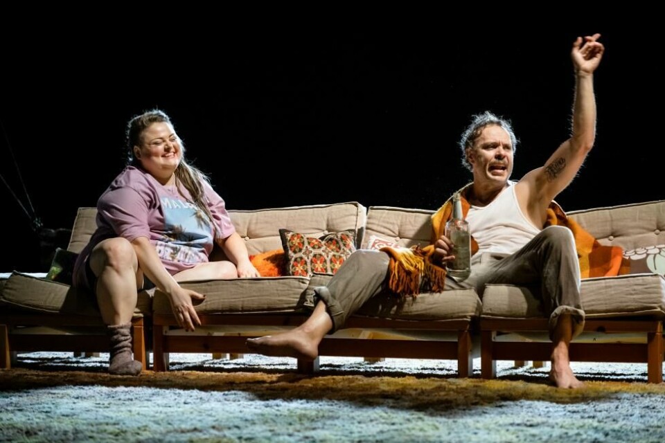 Isabella Kyed (Sonja) och Björn Bengtsson (Micke) i «Morbror Janne», regi Alexander Mørk-Eidem. Stockholm stadsteater 2022. Foto: