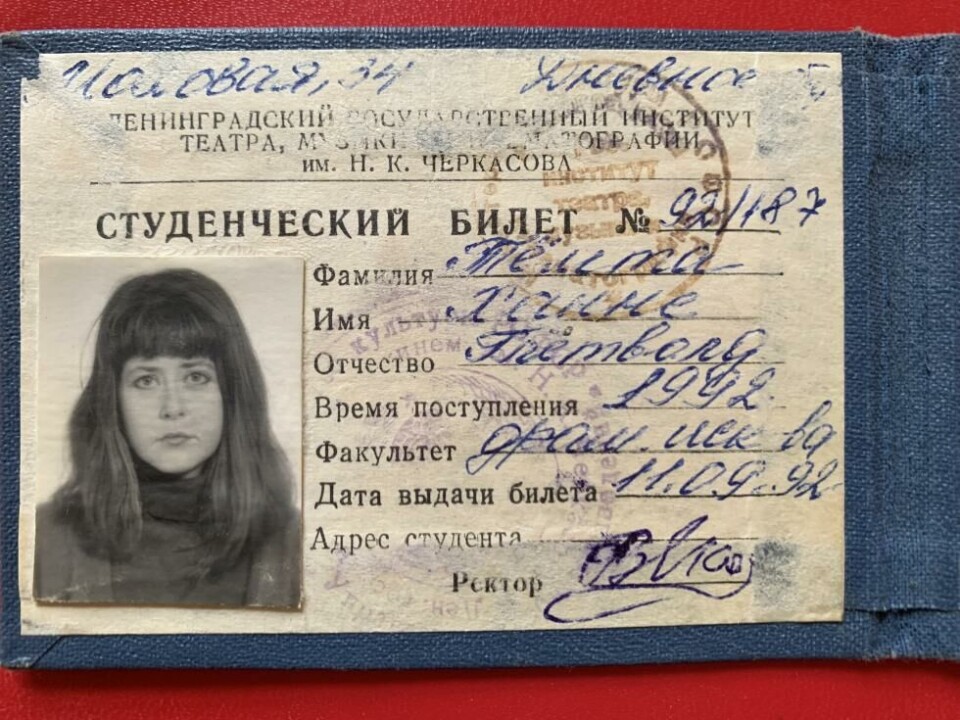 Studentbevis for Hanne Tømta fra St. Petersburg statlige ku akademi, 1992.