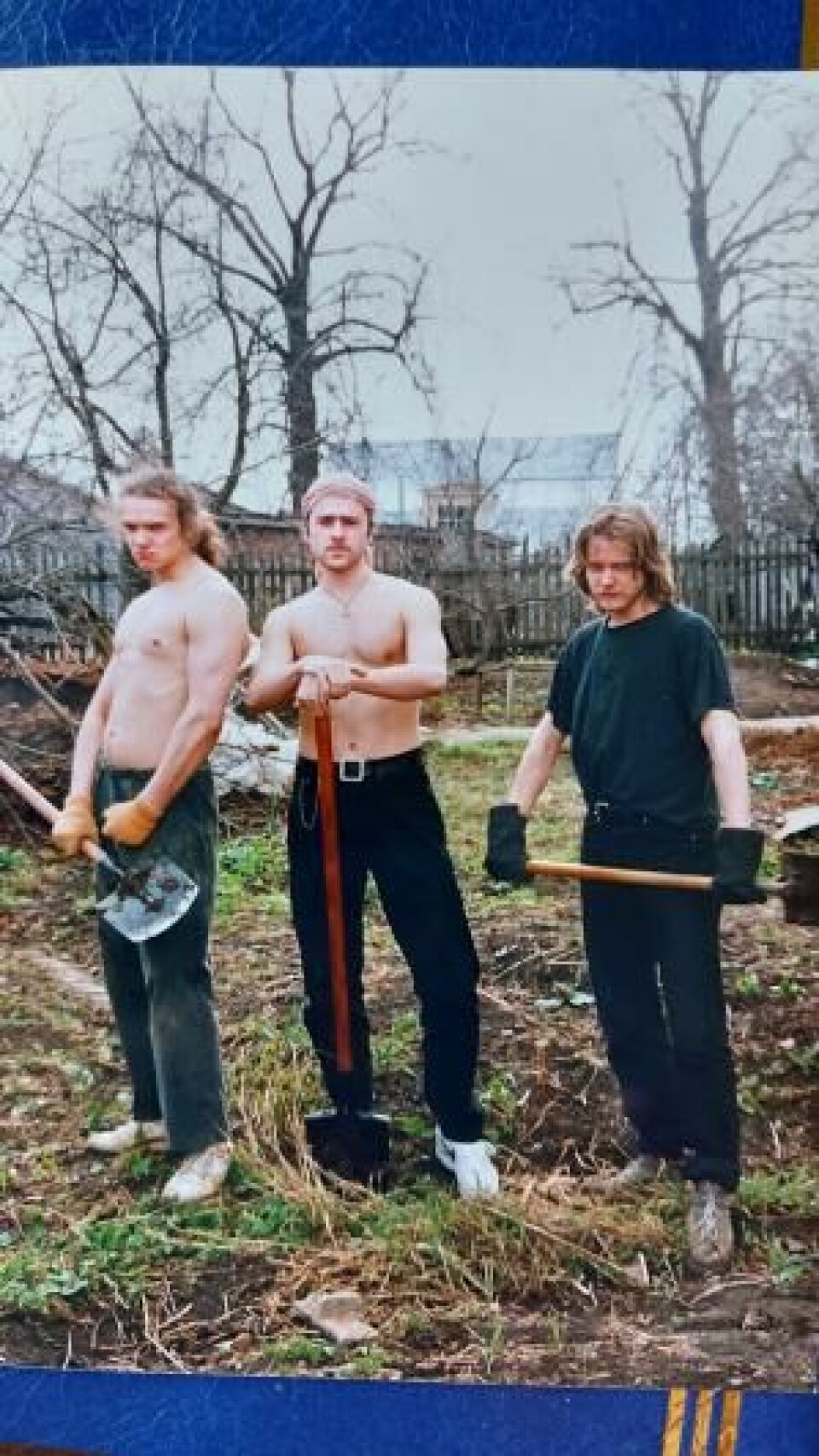 Vladimir Yepifantsev, Morten Traavik og Yngve Sundvor gjør hagearbeid i datsjaen til Vladimirs bestemor i Sergiev Posad, 1994. Foto: Privat