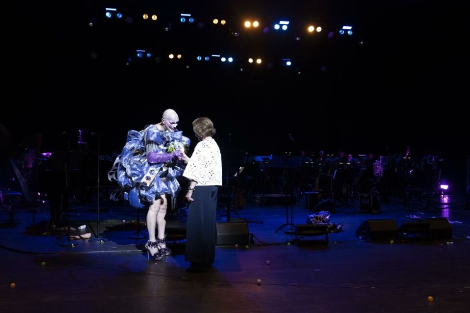 Queens: Dronning Sonja gikk opp på scenen med blomster til Taylor Mac etter Norges-premieren i Grieghallen onsdag. Foto: Thor Brødreskift