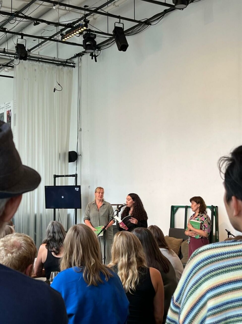 Fra boklanseringen i foajeen på Black Box teater 21. august, fra venstre: Pia Maria Roll, Hanan Benammar og Sara Baban. Foto: Anna Penkova