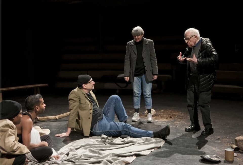 Peter Brook (t.h.) under prøvene på The Prisoner, 2018. Foto: Simon Annand