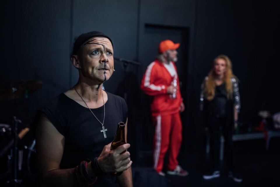Bassisten: Rune Sæter, Trommeslagaren: Kyrre Eikaas Ottesen og Vokalisten: Katrine Lunde Macken i Jon Fosses «Lilla». Regi: Martin Lotherington. Teater Vestland 2022. Foto: Espen Nyttingnes