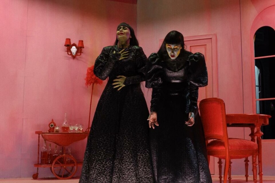 Petronella Barker (Ella) og Trine Wiggen (Gunhild). Foto: Erika Hebbert