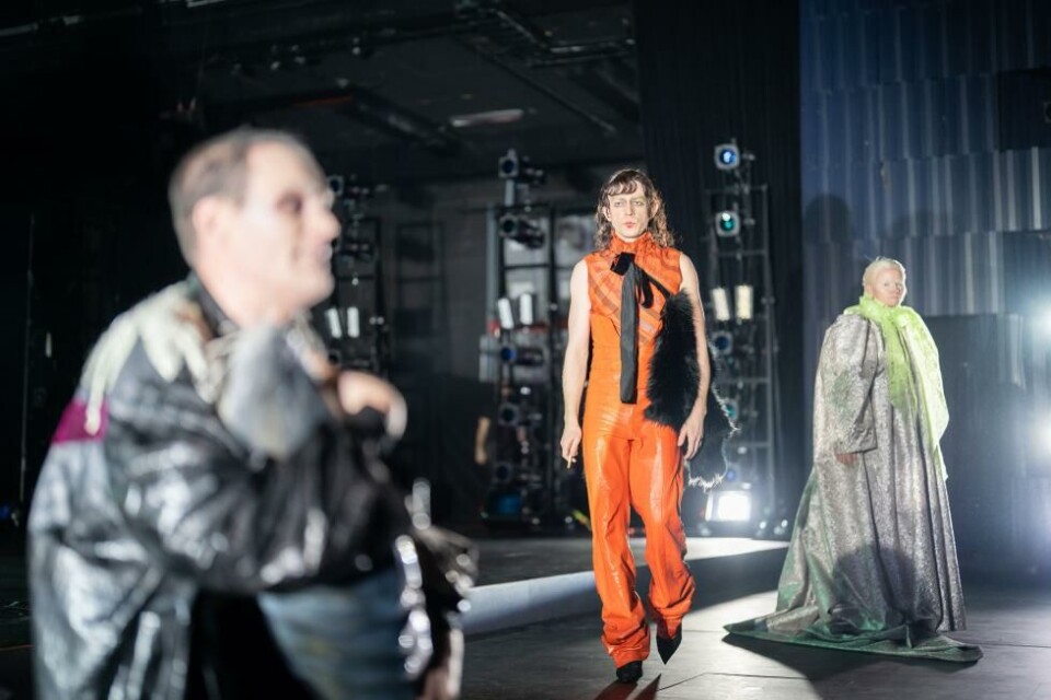 Fredrik Høstaker (i midten) som Mysjkin. Regi: Ole Johan Skjelbred. Kilden Teater 2023. Foto: Lars Gunnar Liestøl