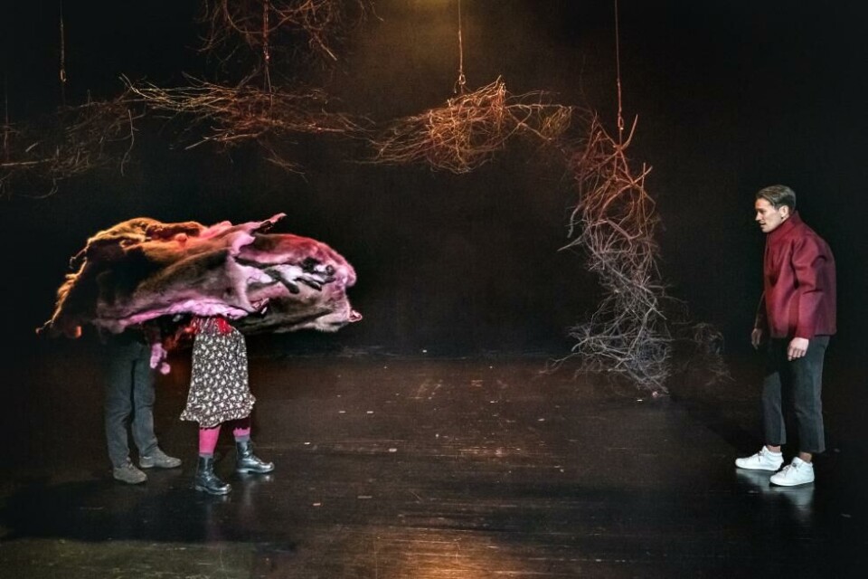 Ole-Henrik Bjørkmo Lifjell (til høyre) som Den unge mannen i «Eadnemáddu», regi: Pia Maria Roll. Det Norske Teatret 2022.