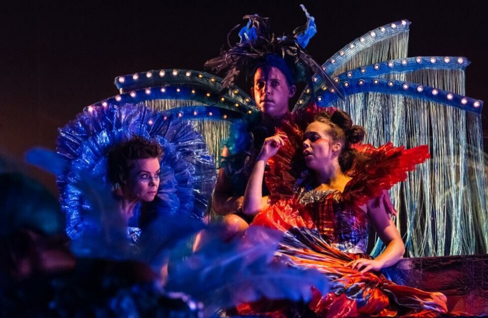 Ingrid Bergstrøm (Melusine), Tor Ivar Hagen (Hafgufa) og Sunniva Du Mond Nordal (Undine) i «Havfruen», regi: Tyra Tønnessen. Trøndelag teater 2022. Foto: Ole Ekker