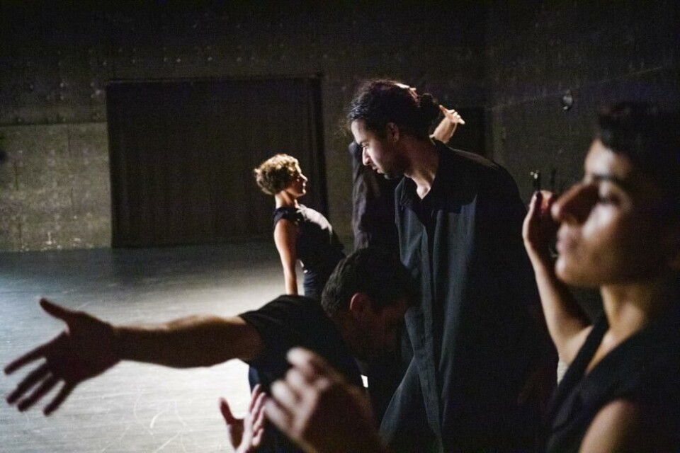 Sacrifice While Lost in Salted Earth, koreografi: Hooman Sharifi. Dansens Hus 2023. Foto: Arash a Nejad