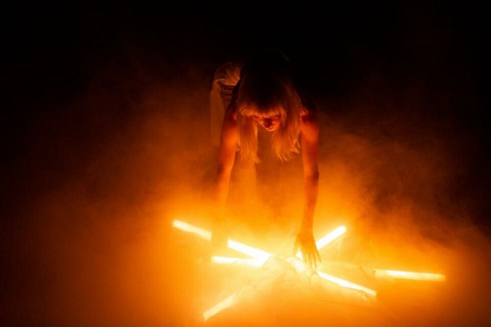 Núria Guiu i «Medium», av Guiu og Ingri Fiksdal. BIT teatergarasjen/ Oktoberdags 2022. Foto: Kristine Jakobsen