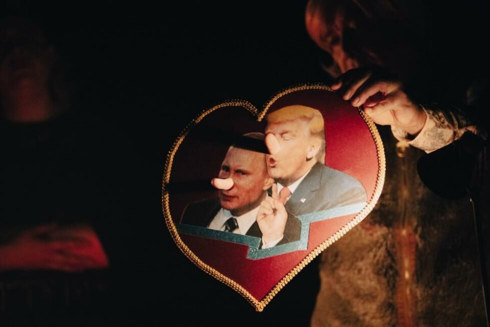 «This is not the Gogol's Nose, but it could be… with a dash by Jacques Prévert», av kompaniet A Trauma. Figur I Fossekveliva 2022. Foto: Aurora Hovland