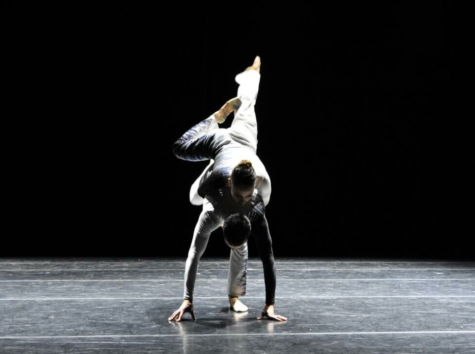 Yolada Correa og Lucari Celli i «Skins: Excerpts 1», koreografert av Georgie Roses. RAW på Nasjonalballetten 2023. Foto: Helena Byrt