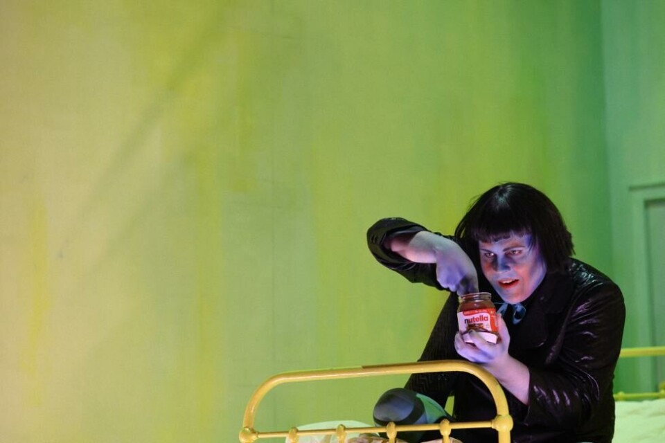 Olav Waastad som Erhart i «John Gabriel Borkman», regi: Lucia Bihler. Nationaltheatret 2022. Foto: Erika Hebbert
