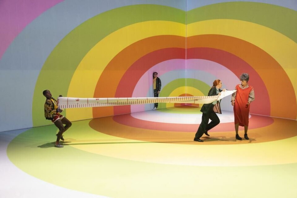 Marie-Lydie Melono Nokouda, Nicolai Jørgensen, Marie Bach Hansen och Lila Nobel i «Den vægelsindede», regi: Katrine Wiedemann. Det kgl. teater 2022. Foto Natascha Tiara Rydvald