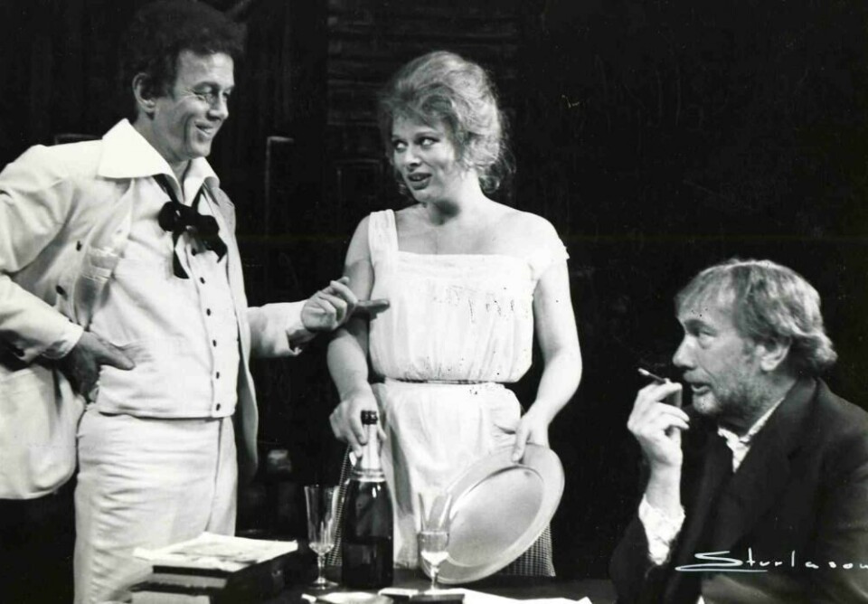Toralv Maurstad, Eli Anne Linnestad og Espen Skjønberg i Mysterier. RegI Barthold Halle, 1976