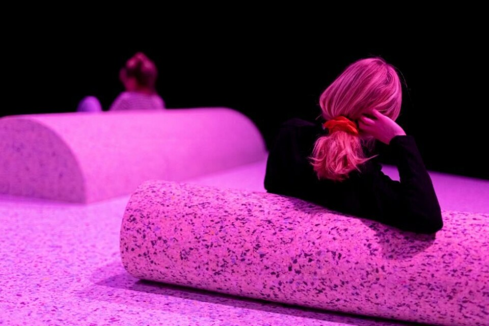 På generalprøven til «The Interpreters Part 1» med staben på Rosendal Teater som publikum. Foto: Atle Auran