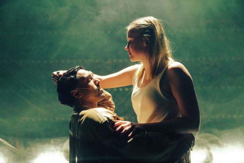 Ravdeep Singh Baja (Heathcliff) og Emma Bones (Cathy), i «Stormfulle høyder», Riksteatret 2023. Foto: Jonathan Vivaas