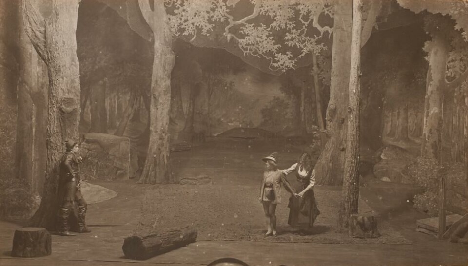 «As You Like It» på Nationaltheatret 1912, i regi av Johanne Dybwad. August Oddvar (Orlando) Johanne Dybwad (Rosalinde/ Ganymedes) og Aagot Didriksen (Celia).