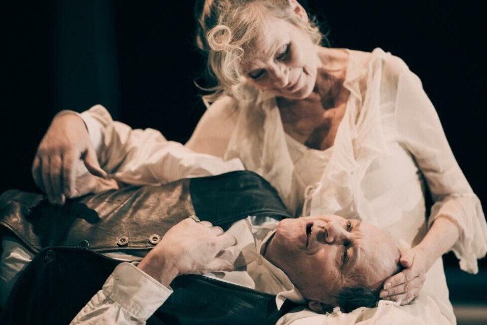 Svein Tindberg og Liv Osa som Romeo og Julie, i Erik Ulsfbys regi. Det Norske Teatre 2023. Foto: Markus Skrede