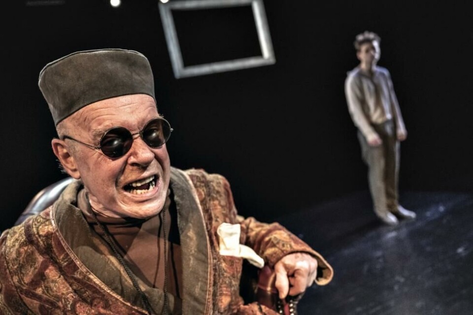 Jan Grønli (Hamm) og Morten Svartveit (Clov), i «Sluttspel». Regi: Bjørn Sundquist. Det Norske Teatret 2023. Foto: Dag Jenssen