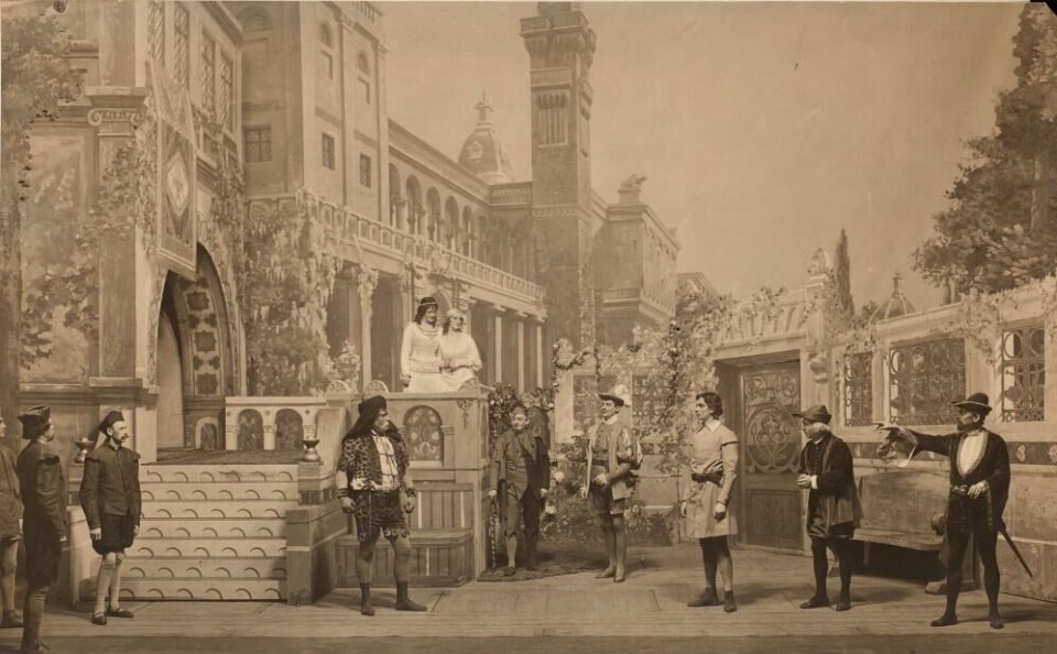 Ved hoffet, foran brytekampen mellom Charles (Theodor Blich) og Orlando (August Oddvar). Bak: Ceila (Aagot Dirdriksen) og Rosalinde (Johanne Dybwad). Regi:; Johanne Dybwad. Nationaltheatret 1912