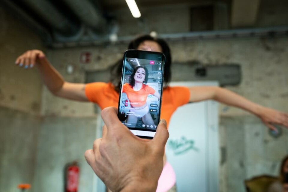 Brasilianske Thais Di Marco i «How to. A Score». Koreografi: Thais Di Marco, konsept Mia Habib Productions, Black Box teater og Dansens hus 2022. Foto: Yaniv Cohen