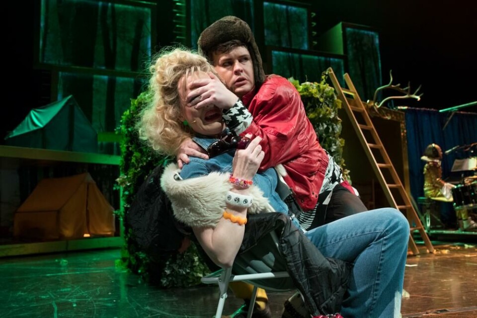 Aagot Sendstad (Pheobe) og Olav Waastad (Silvius), Nationaltheatret 2017. Foto: Marte Garmann