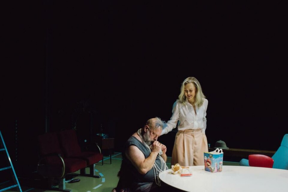 Jan Sælid (Serge Haulupa) og Marian Saastad Ottesen (Ulrike) i «Et stykke plastikk». Regi: Marius Von Mayenburg. Nationaltheatret/ Kanonhallen 2023. Foto: Erika Hebbert