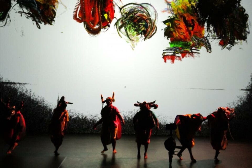 «We wear our wheels with pride and slap your streets with color … we said ‘bonjour’ to satan in 1820 …» by Robyn Orlin. Dansens Hus 2023. Photo Jérôme Séron