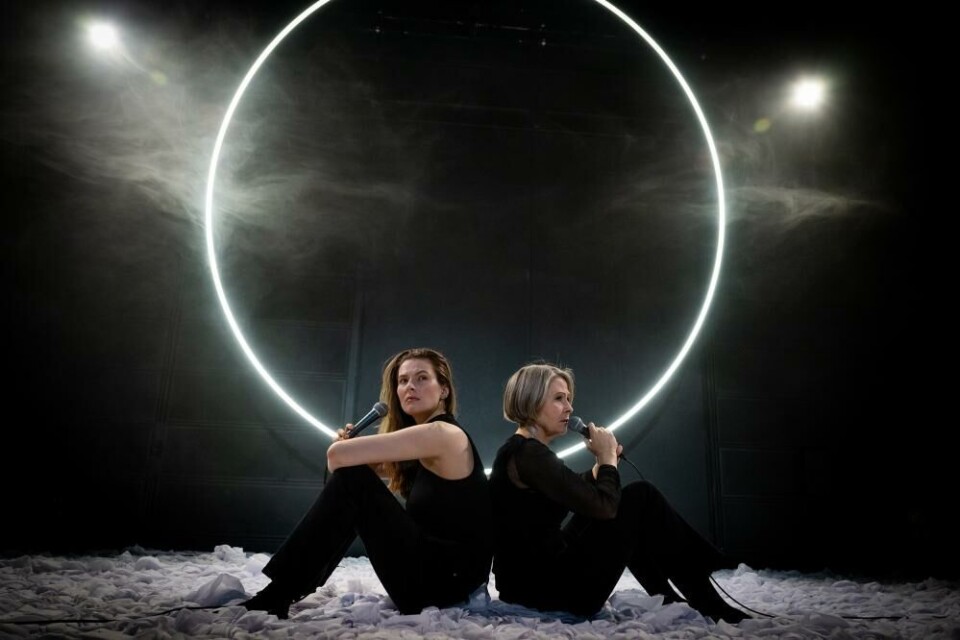 Synnøve Fossum Eriksen (Medea) og Janne Kokkin (Moralen). Foto: Marius Rua