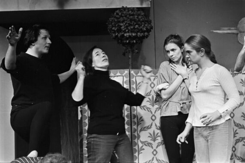 Jon Eikemo, Edith Roger, Ane Hoel og Anne Marit Jacobsen. Foto fra prøvene på Leonce og lena, Nationaltheatret 1972. Foto: Frits Solvang