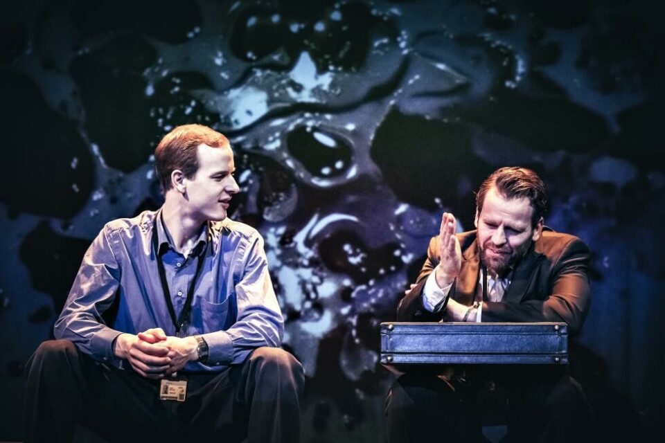 Carl Martin Eggesbø og Kyrre Hellum i «Det såkalla heisstykket», regi: Peer Perez Øian. Det Norske Teatret 2023. Foto: Dag Jenssen