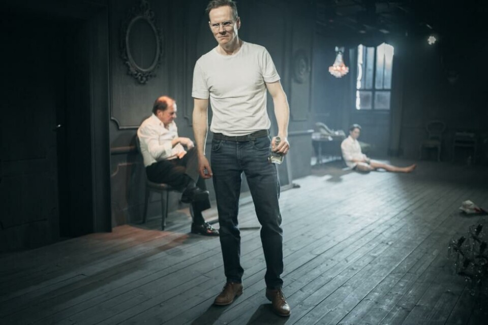 Frode Bjorøy (Ingemar), Per Egil Aske (Ernst) og Kristian Berg Jåtten (John), i «Stillheten». Regi: Morten Borgersen, DNS 2023. Foto: DNS