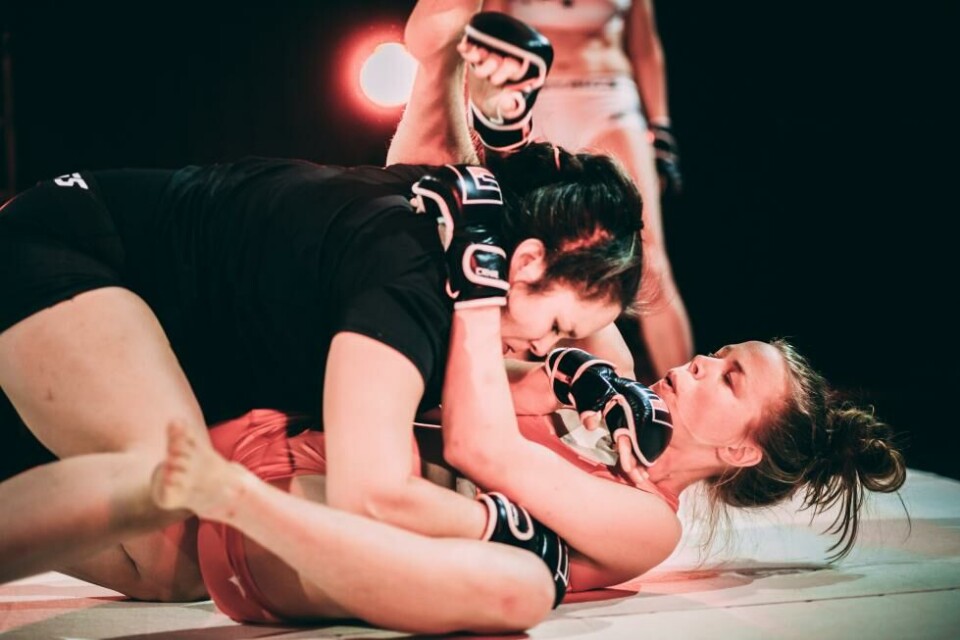 «Knockouts», regi: Ludwig Uhlbors. Black Box teater 2023. Foto: Nikolai Grasaasen
