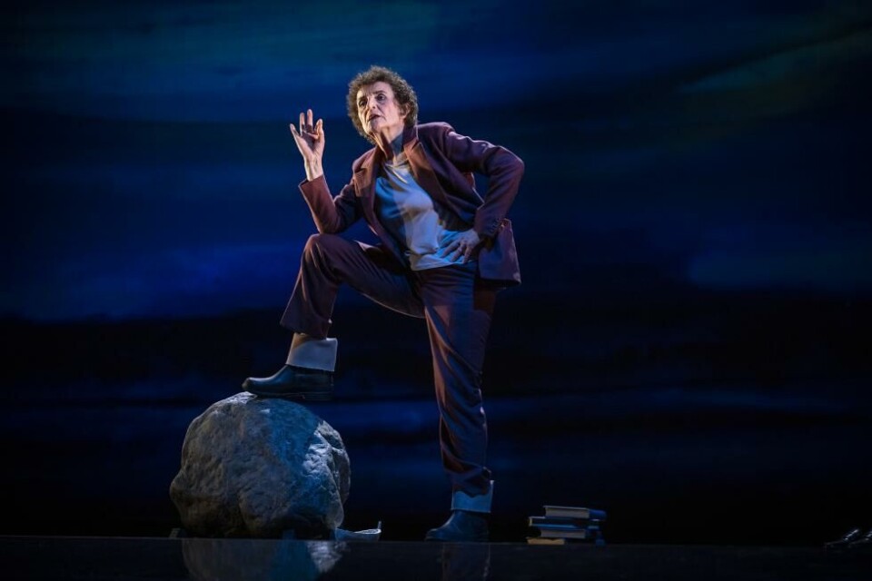 Hildegunn Eggen i «Juvikfolket», regi: Elisabeth Matheson. Trøndelag Teater 2023. Foto: Marius Rua