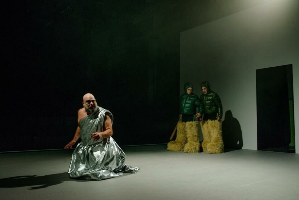 Wotan (Jan Sælid) og kjempene Fasolt (Helene Naustdal Bergsholm) og Fafner (Håkon Ramstad) forhandler om Freia, gullet og ringen. Nibelungens ring, regi: Ole Anders Tandberg. Nationaltheatret 2023.
Foto: Erika Hebbert
