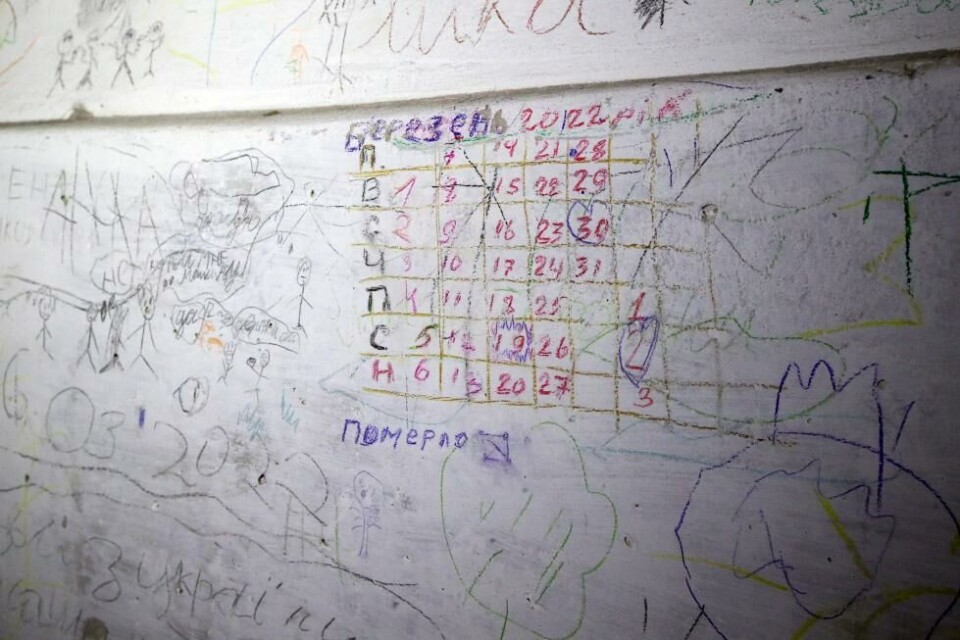 En kalender for mars måned 2022 på veggen i kjelleren i Jahdne, hvor 299 voksne og 67 barn ble sperret inne av russiske soldater. Foto: Pavlo Bagmut/ Ukrinform/ ABACAPRESS.COM/NTB